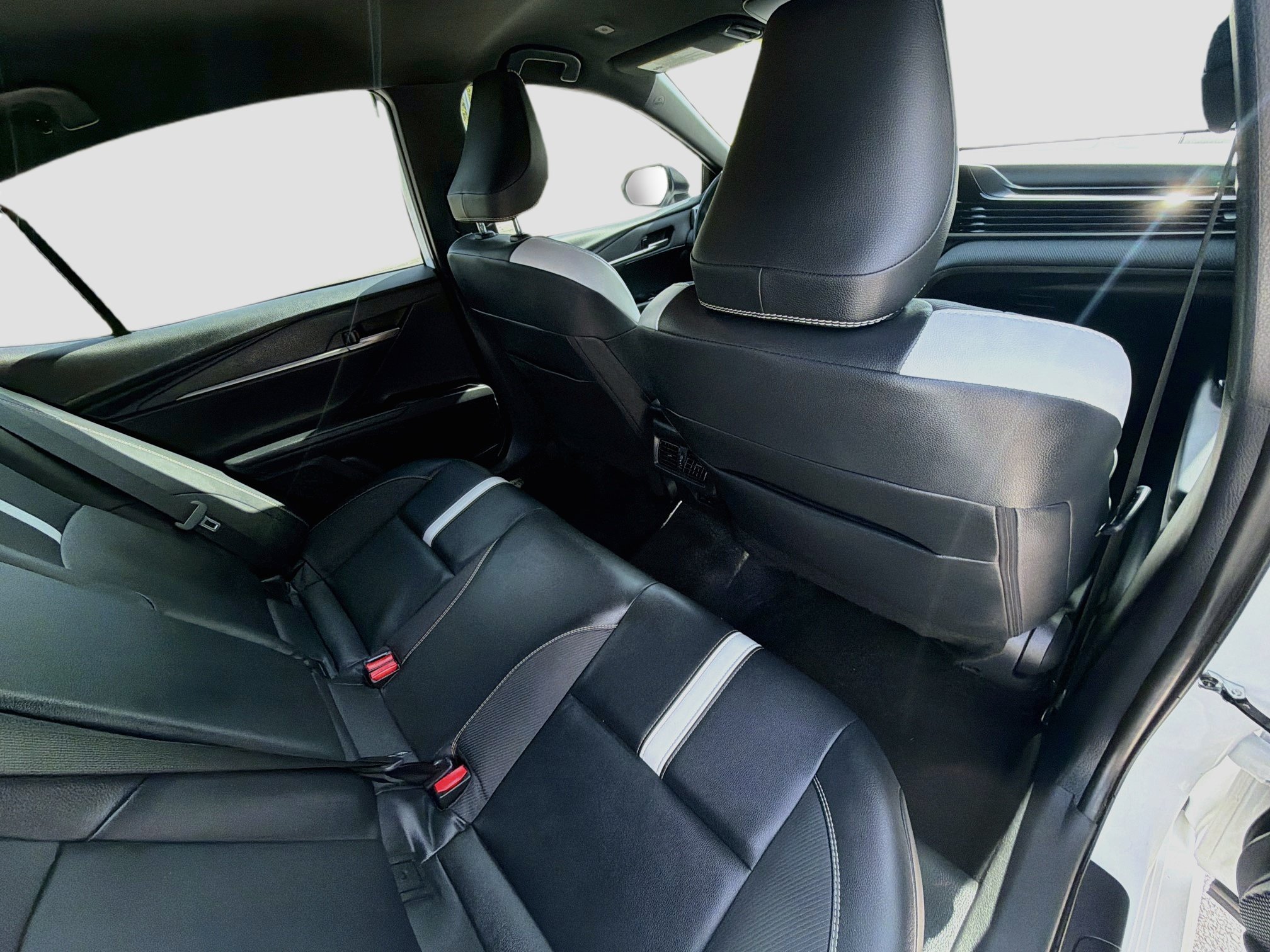 Used 2025 Toyota Camry SE FWD image 29