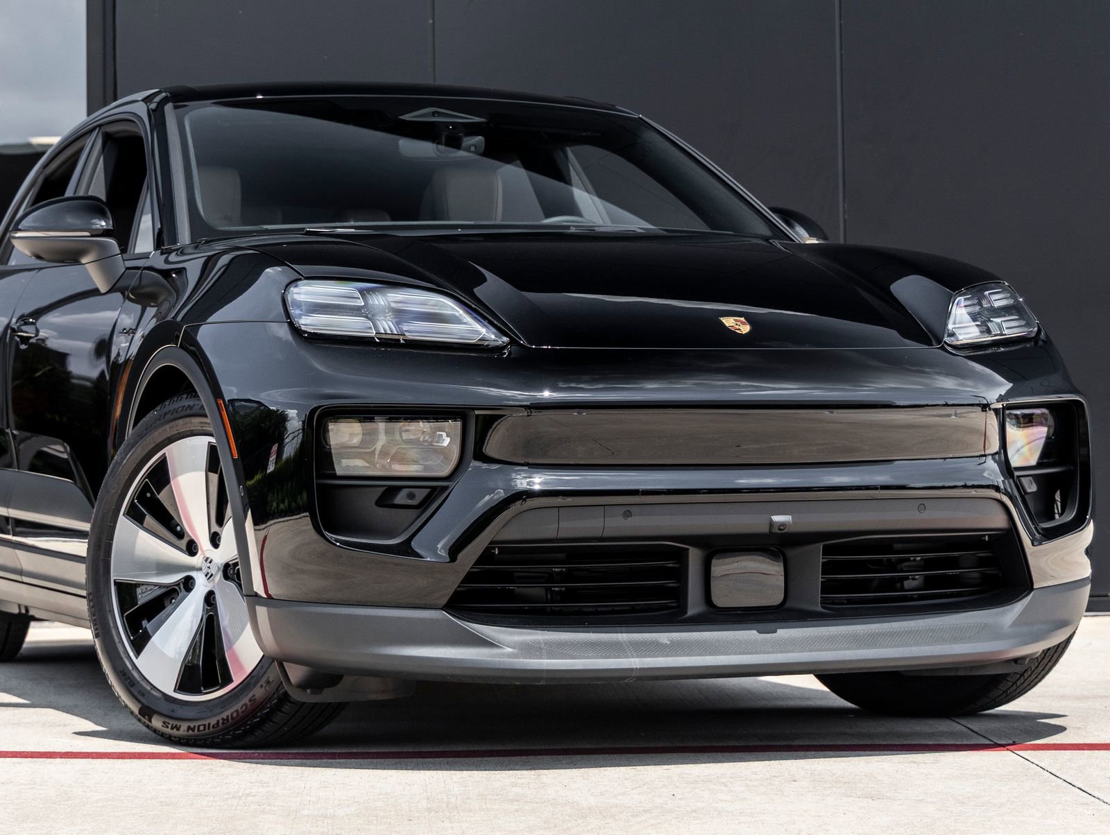 Certified 2025 Porsche Macan 4 Electric image 9