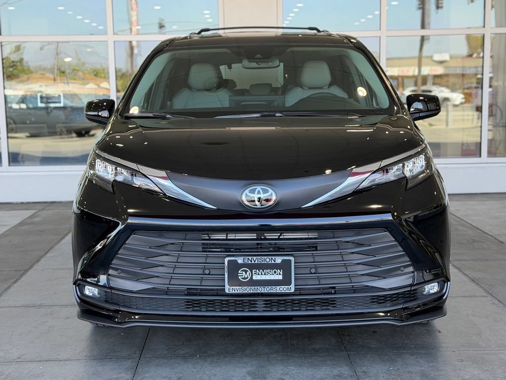 New 2026 Toyota Sienna XLE FWD image 4