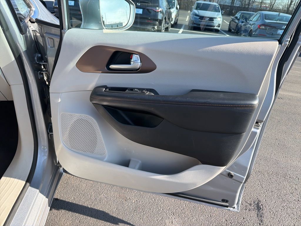 Used 2018 Chrysler Pacifica Touring-L Plus w/ Tire & Wheel Group image 26