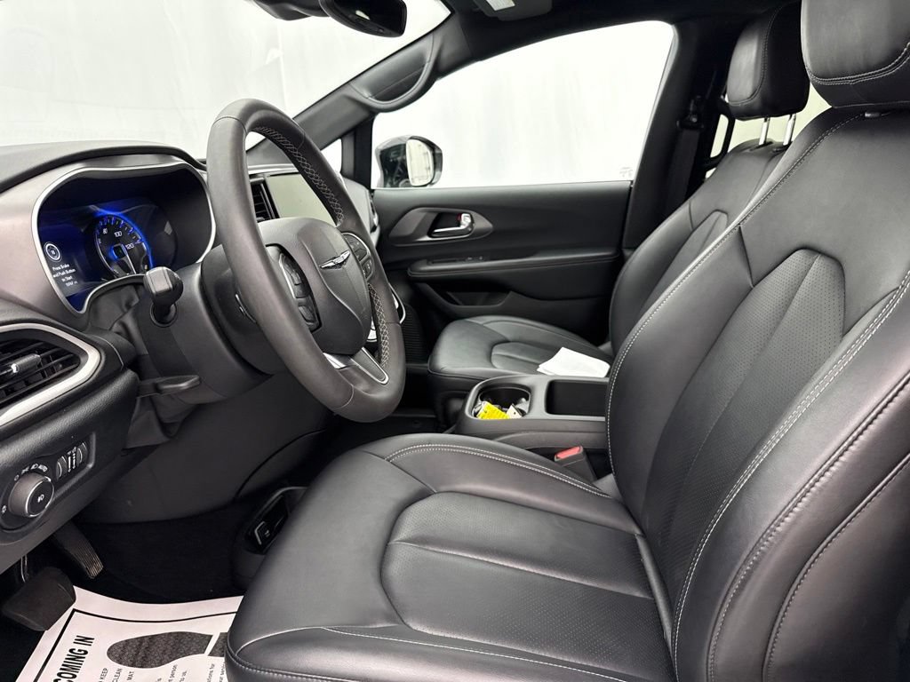 Used 2025 Chrysler Pacifica Select FWD image 18