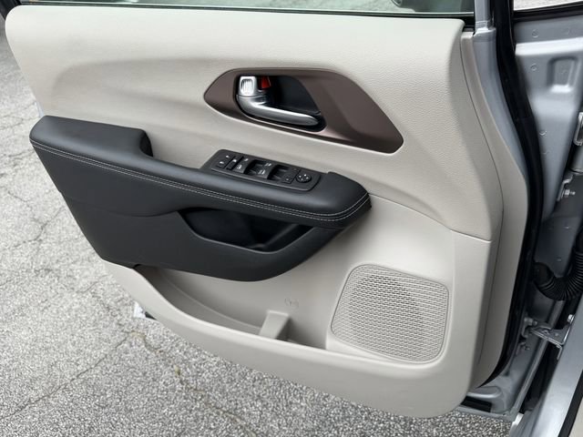 Used 2023 Chrysler Voyager LX image 14