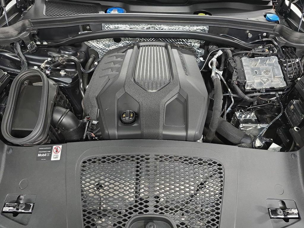 Certified 2025 Porsche Macan AWD/4WD image 33