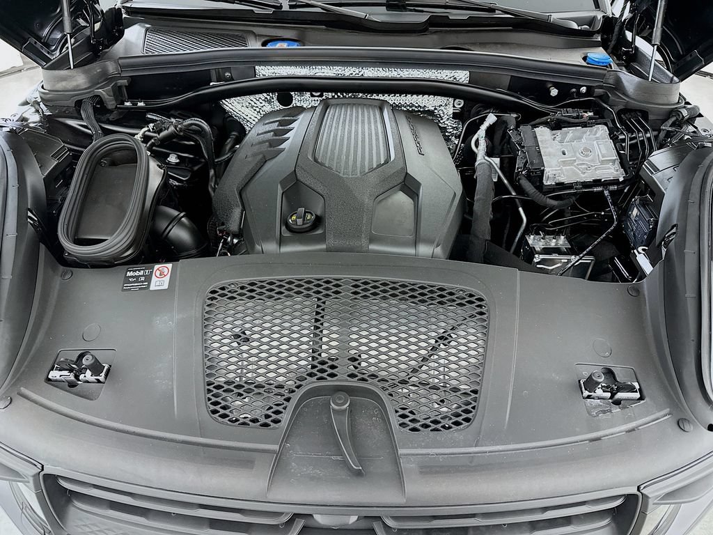Certified 2025 Porsche Macan AWD/4WD image 30