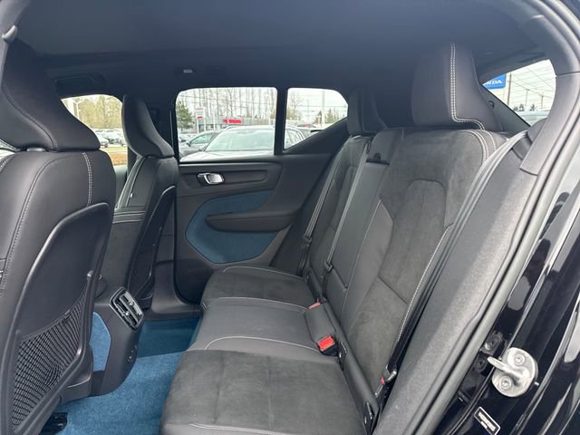 Used 2023 Volvo XC40 Recharge Ultimate image 18