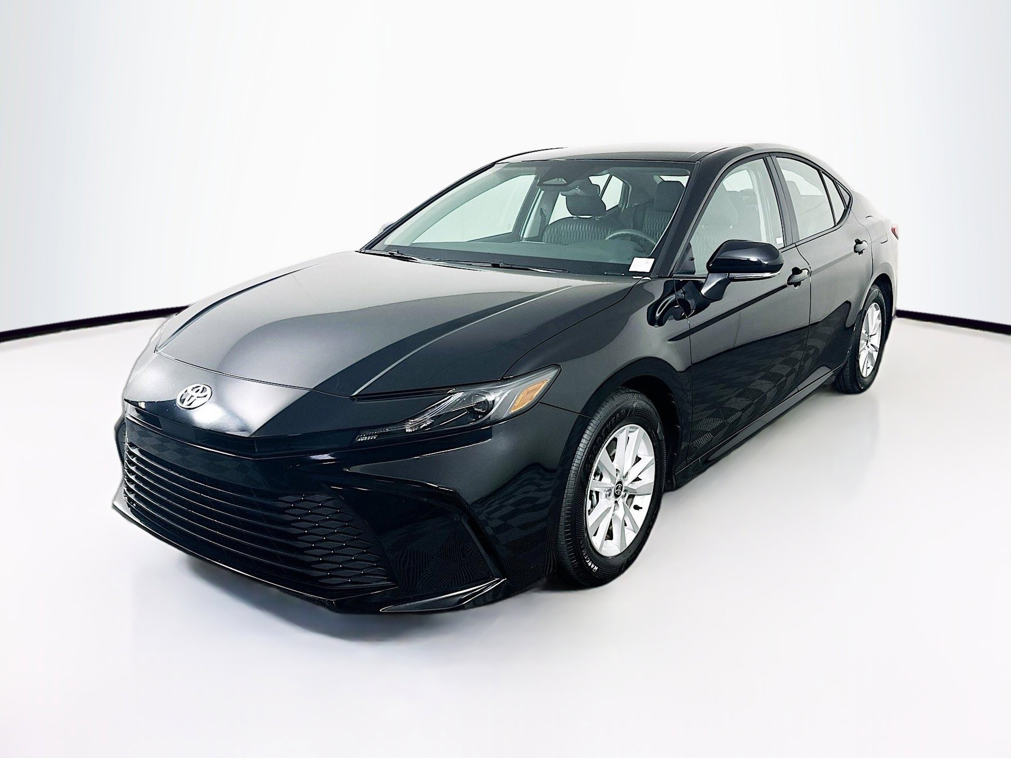 Used 2025 Toyota Camry LE image 3
