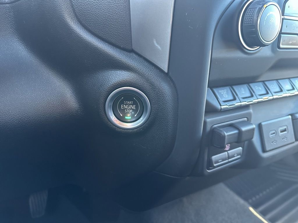 Used 2024 Chevrolet Silverado 2500 Custom w/ Custom Value Package image 6