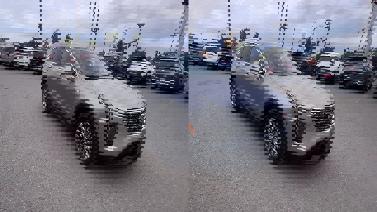 Used 2024 Cadillac XT4 Premium Luxury image 2
