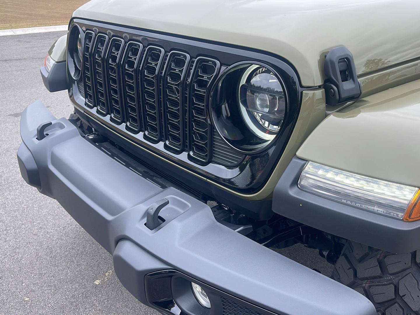 New 2026 Jeep Gladiator Sport AWD/4WD image 12