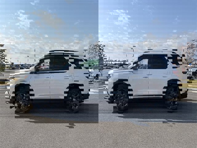 New 2025 Honda Pilot Sport image 2