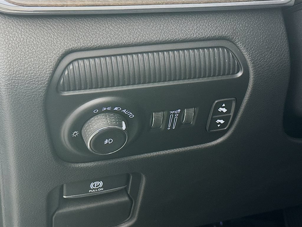 Certified 2025 Jeep Grand Wagoneer 4WD image 17