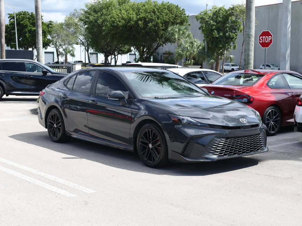 Used 2025 Toyota Camry SE w/ Convenience Package FWD image 2