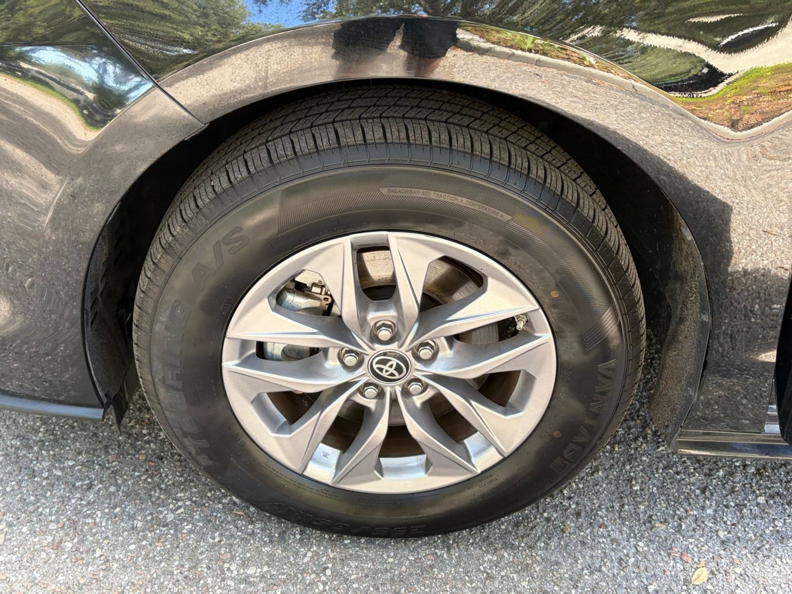 Used 2025 Toyota Sienna XLE FWD image 33