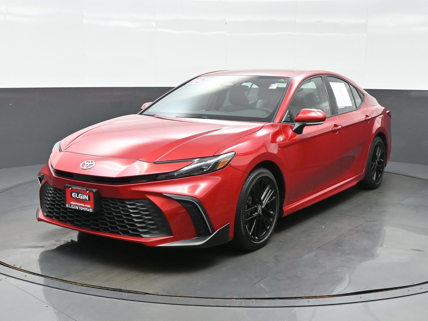 Used 2025 Toyota Camry SE FWD image 2