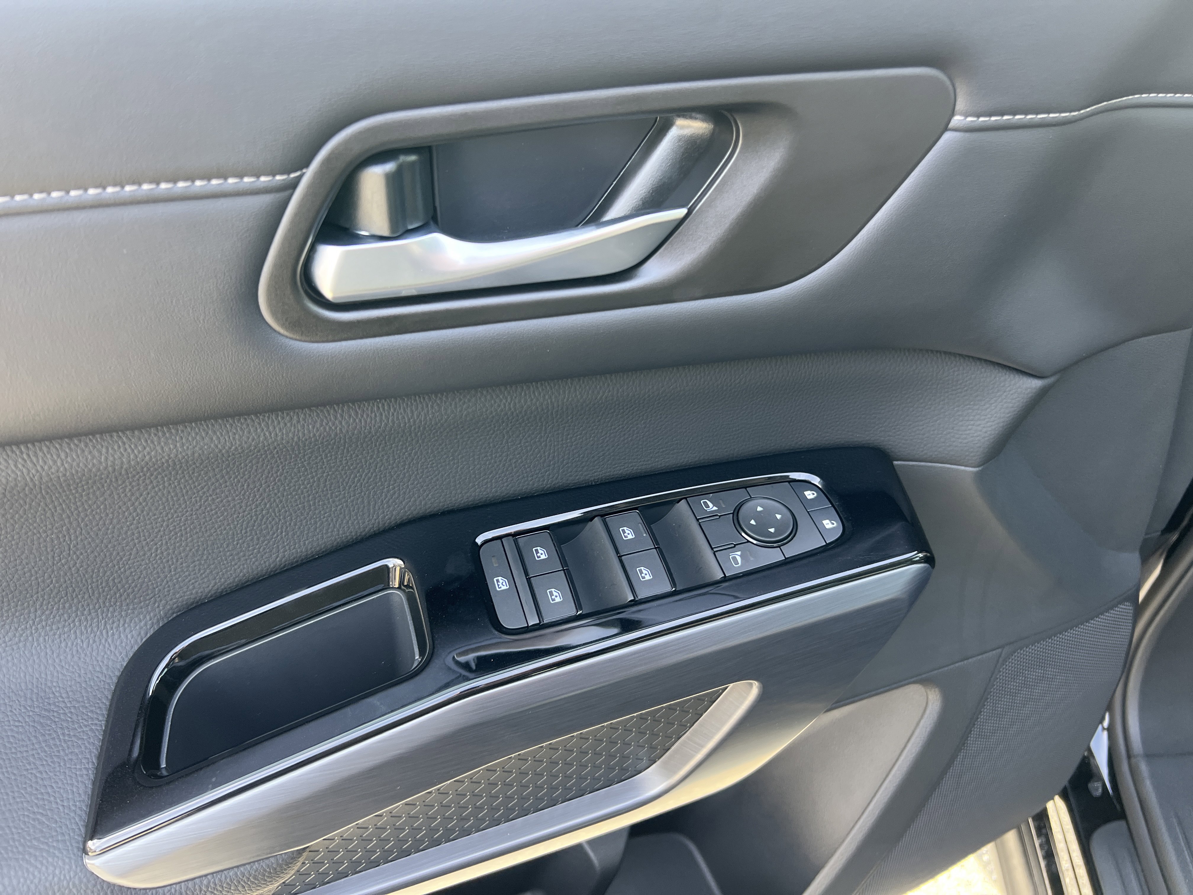 New 2026 Nissan Pathfinder SL image 16