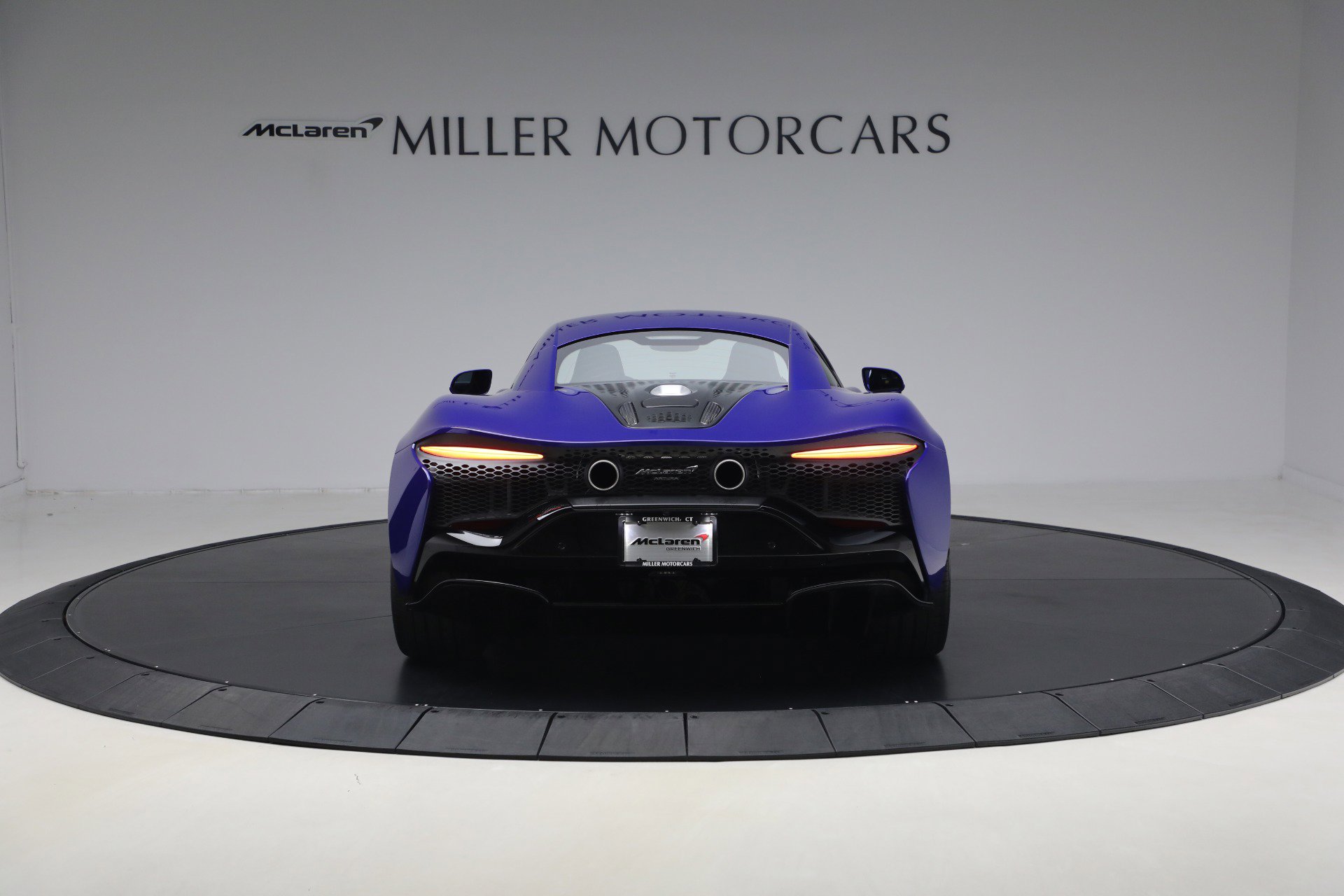 Used 2024 McLaren Artura image 6