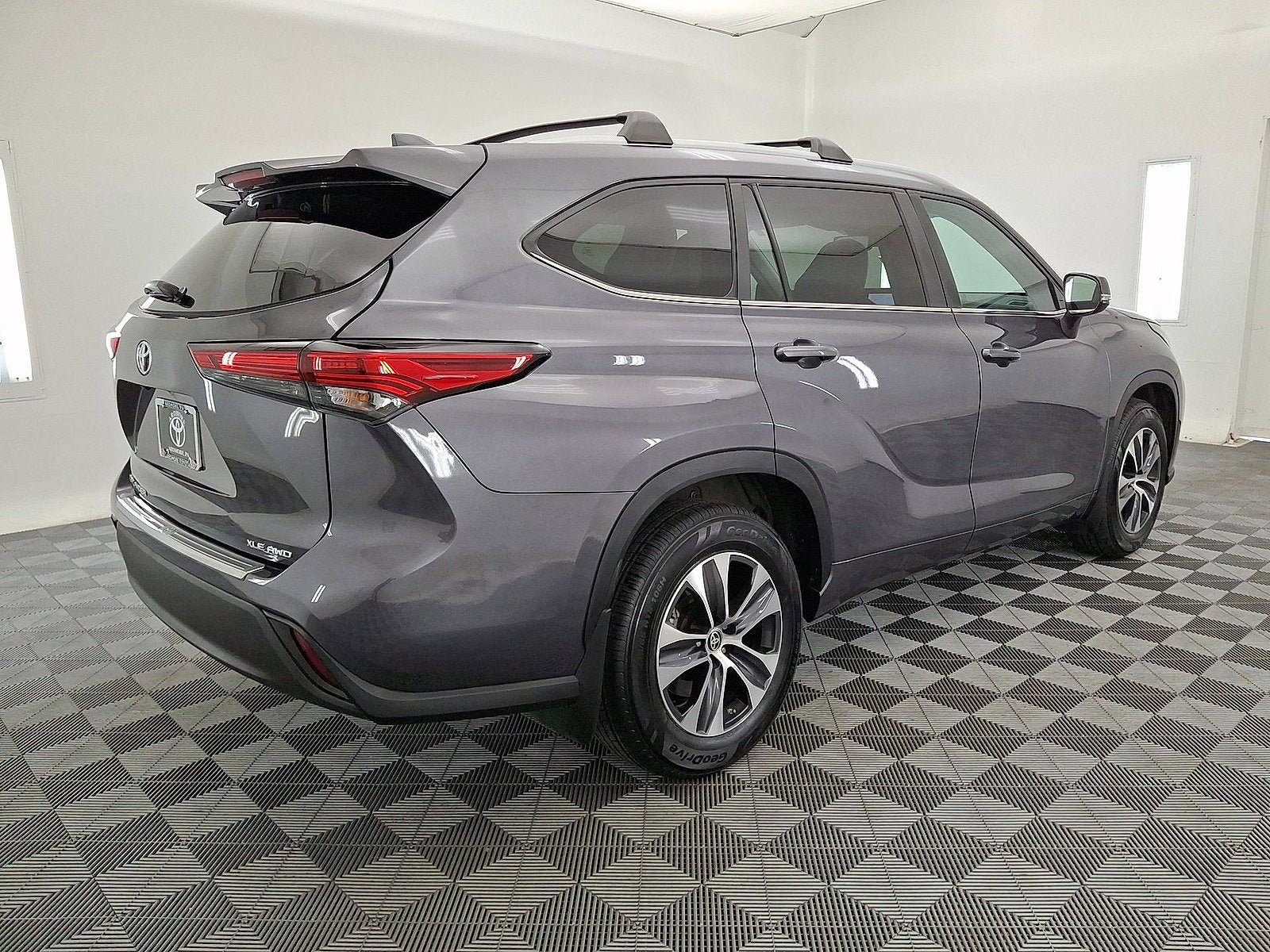 Used 2023 Toyota Highlander XLE AWD/4WD image 17