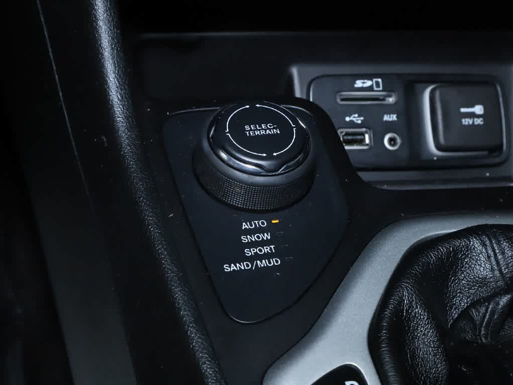 Used 2018 Jeep Cherokee Overland w/ Technology Group AWD/4WD image 30