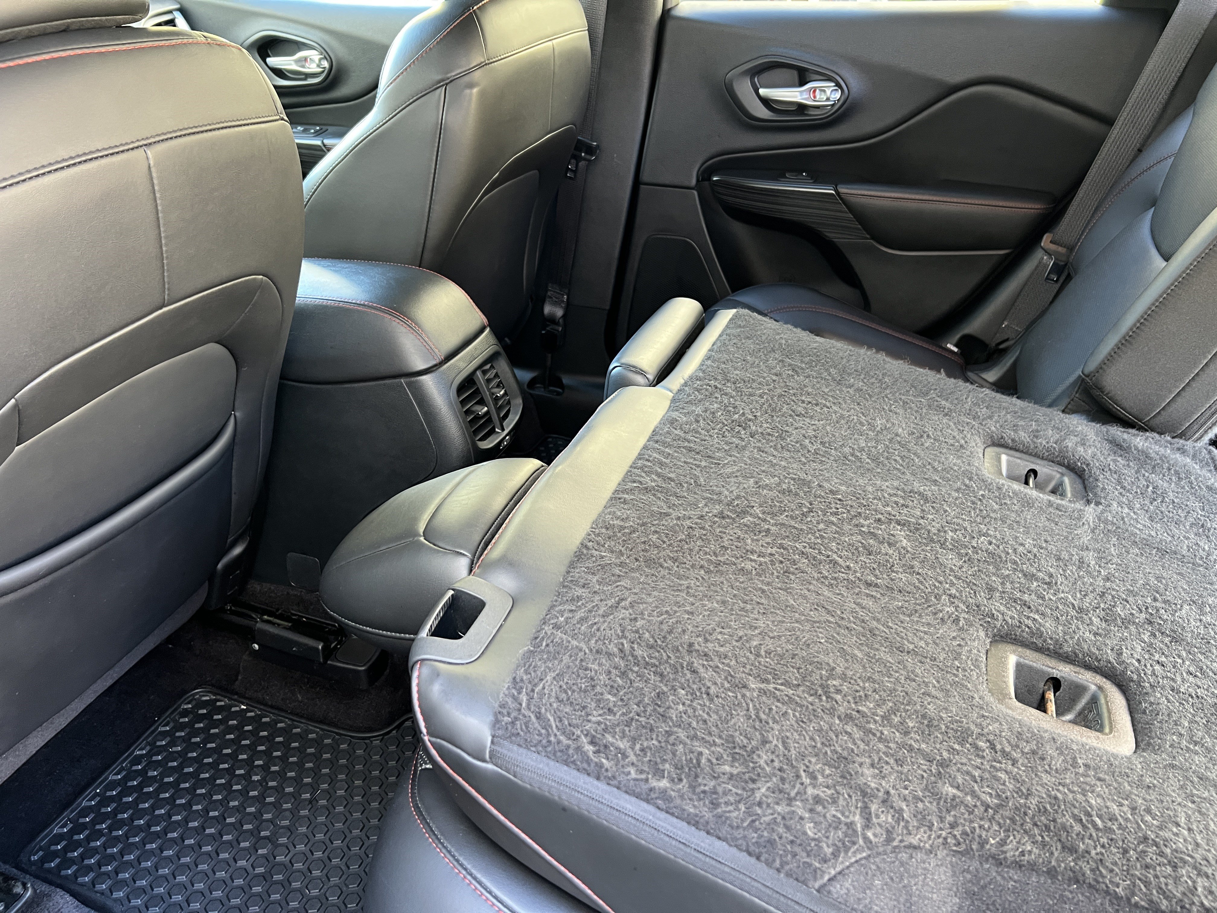 Used 2016 Jeep Cherokee Trailhawk w/ Leather Interior Group AWD/4WD image 18