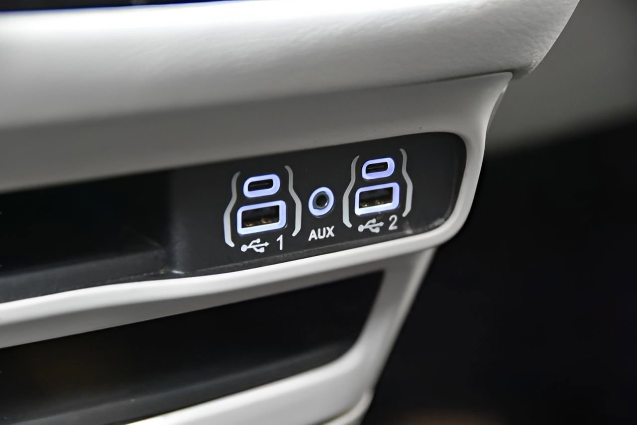 Used 2023 Chrysler Pacifica Touring-L image 27