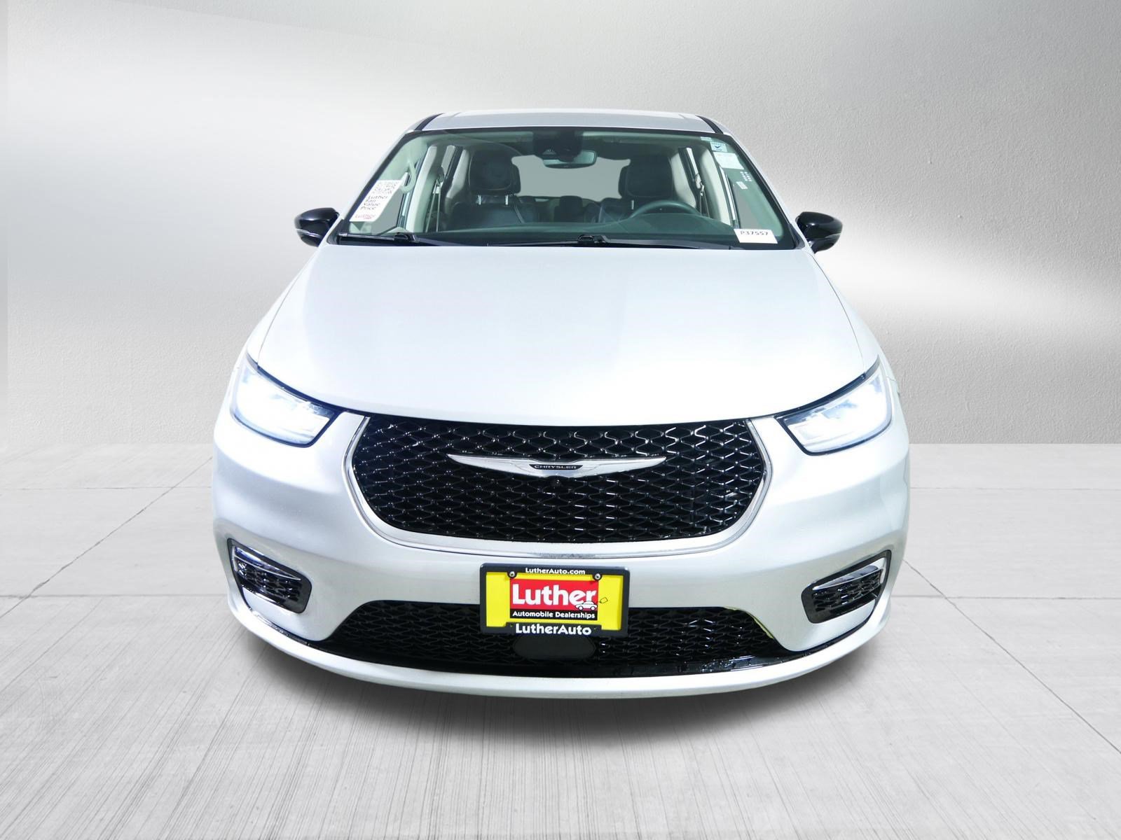 Used 2024 Chrysler Pacifica Touring-L image 2