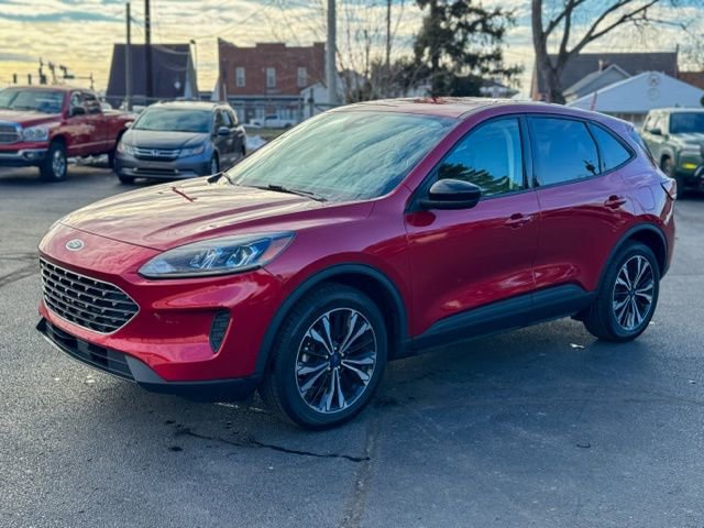 Used 2022 Ford Escape SE w/ SE Sport Appearance Package image 3