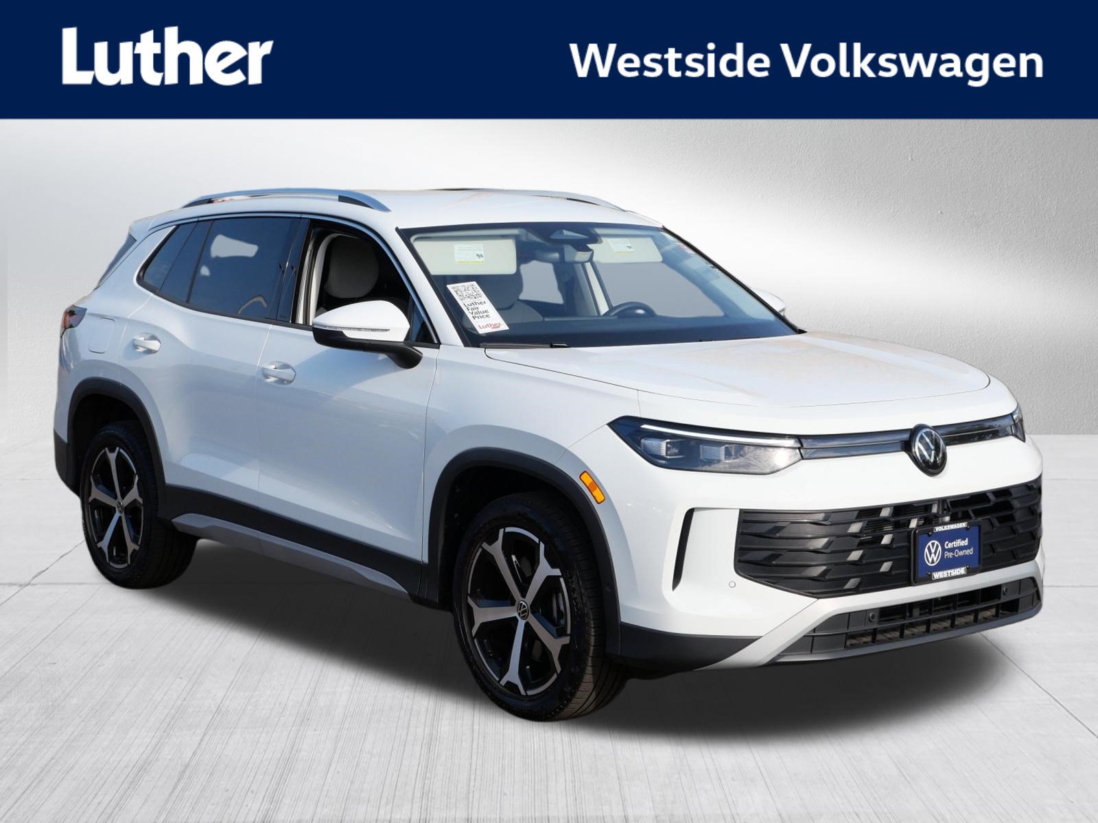 Used 2025 Volkswagen Tiguan SE AWD/4WD image 1