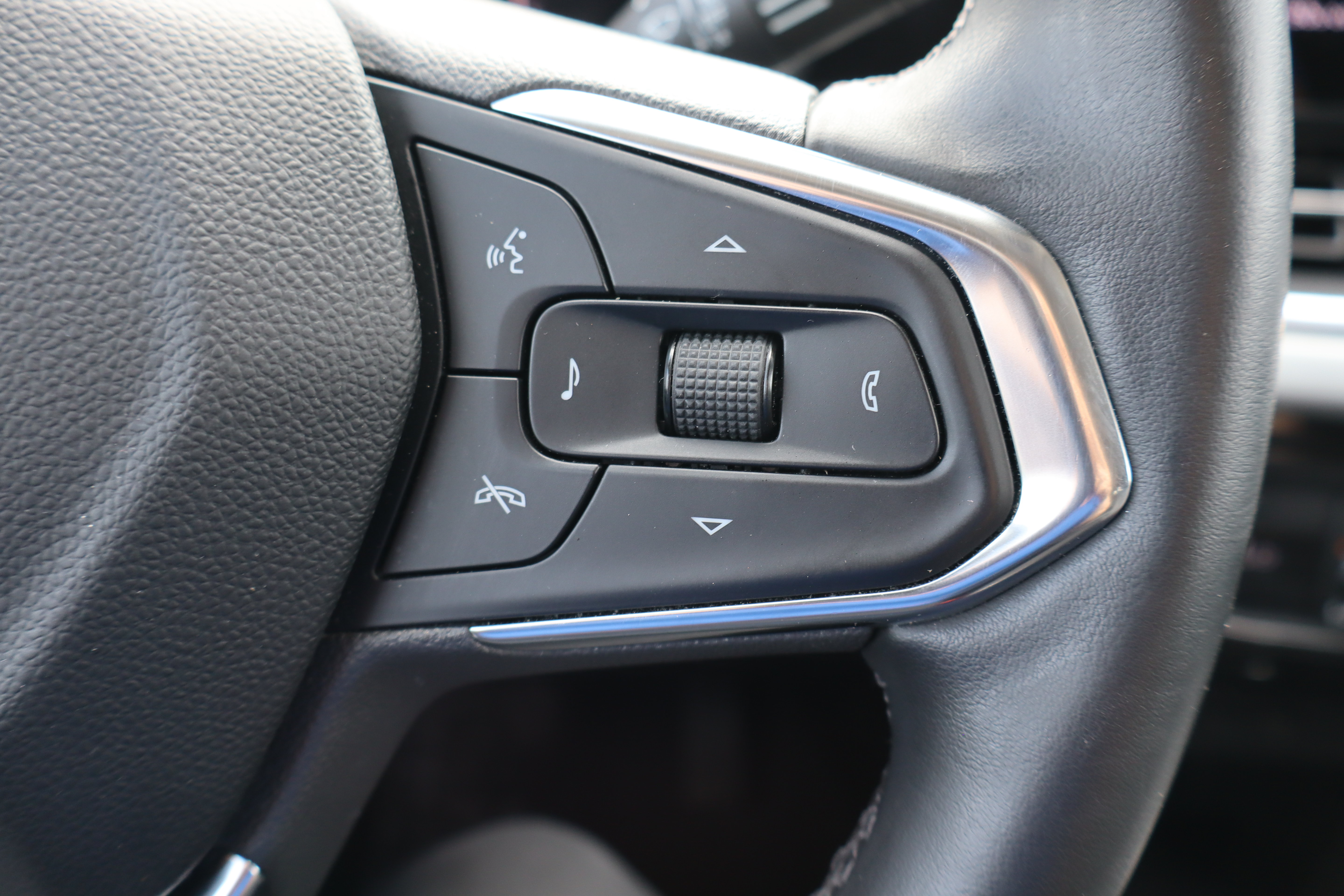 Used 2024 Chevrolet Trax LT w/ Driver Confidence Package FWD image 16
