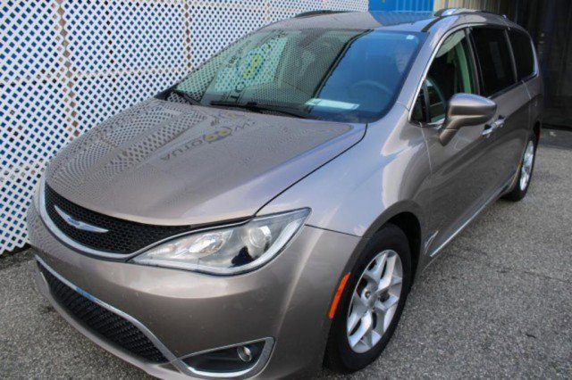 Used 2018 Chrysler Pacifica Touring-L Plus w/ Tire & Wheel Group image 7