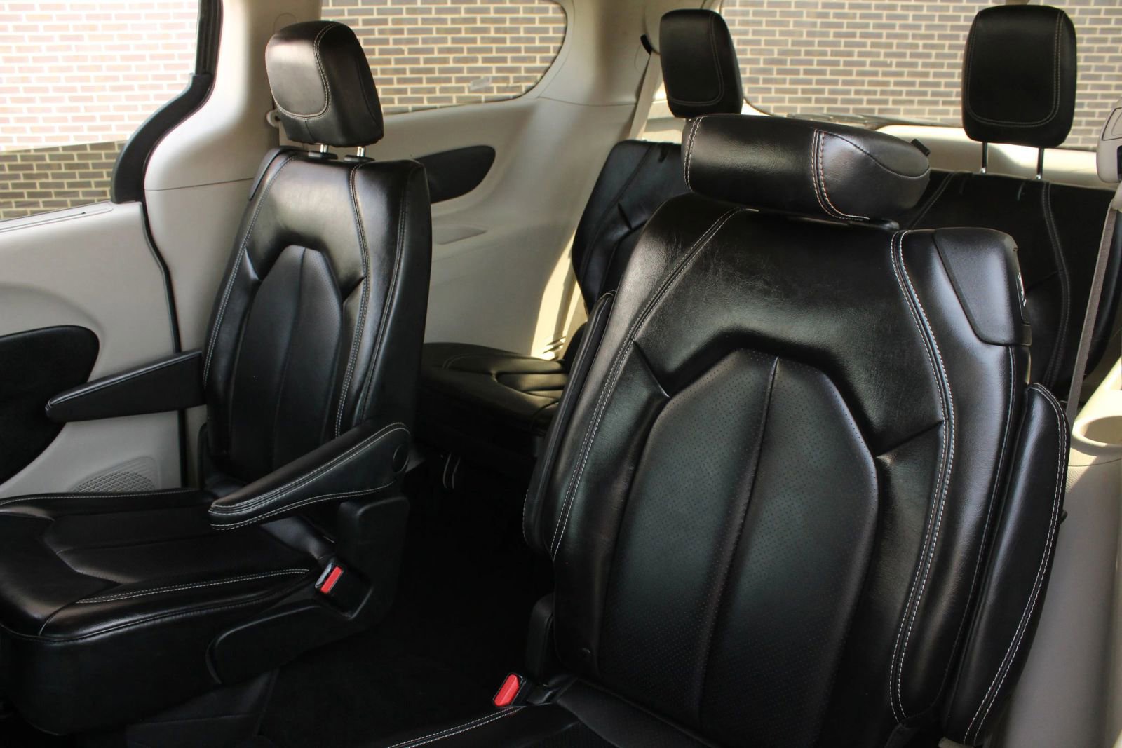 Used 2023 Chrysler Pacifica Touring-L FWD image 14