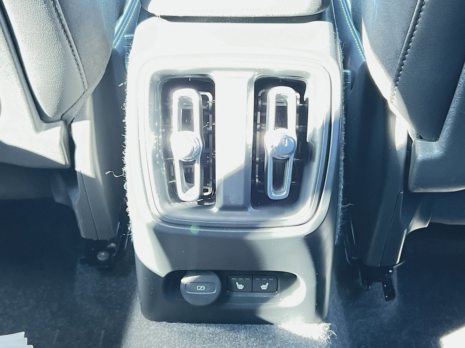 Used 2021 Volvo XC40 P8 Recharge w/ Advanced Package image 23