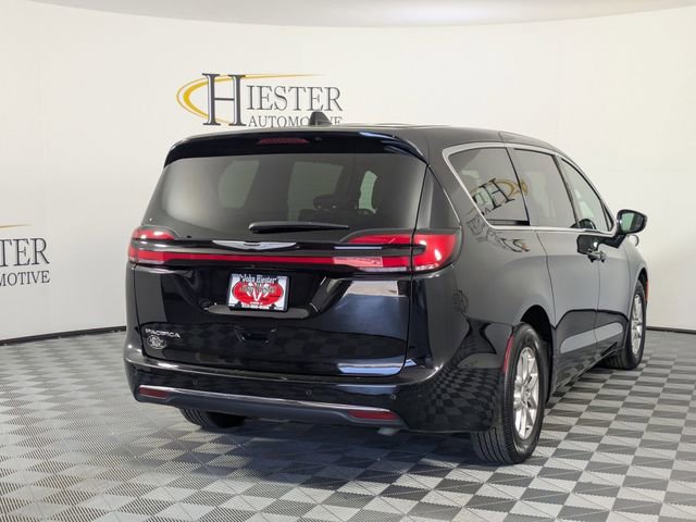 Used 2025 Chrysler Pacifica Select image 4