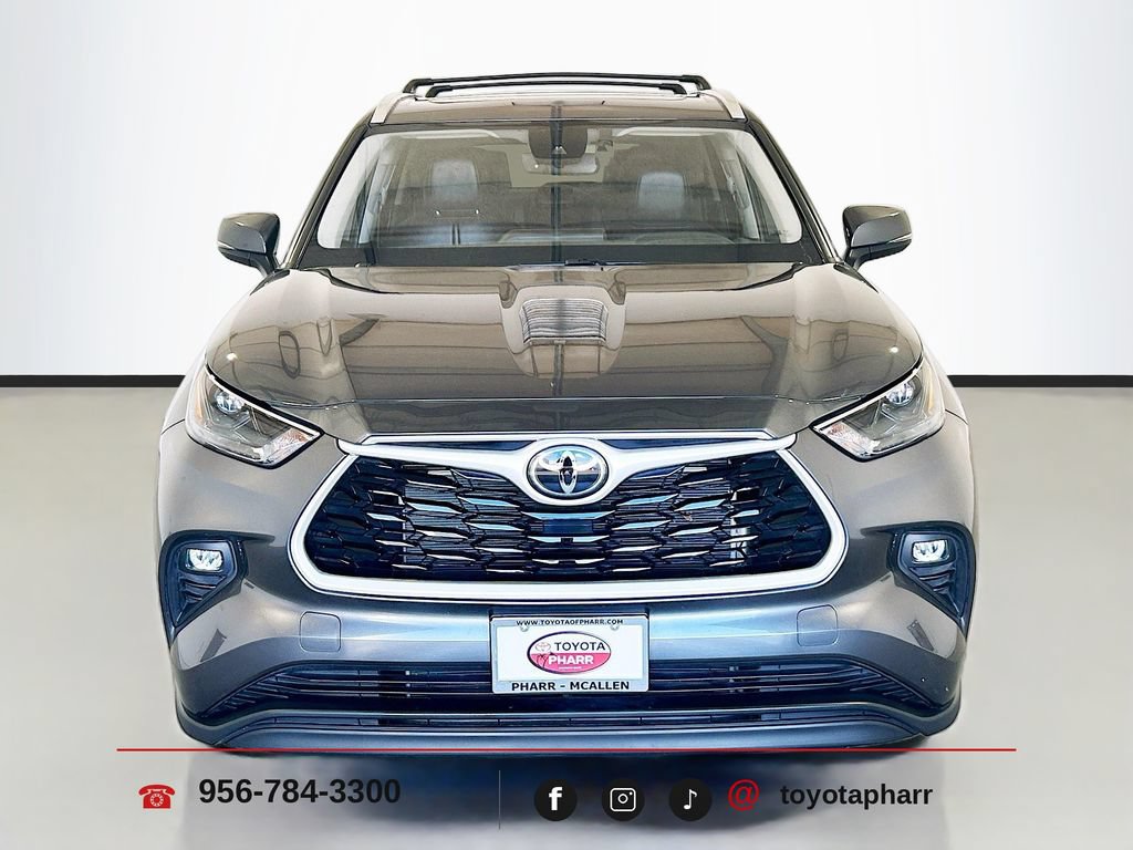 Used 2025 Toyota Highlander XLE FWD image 2