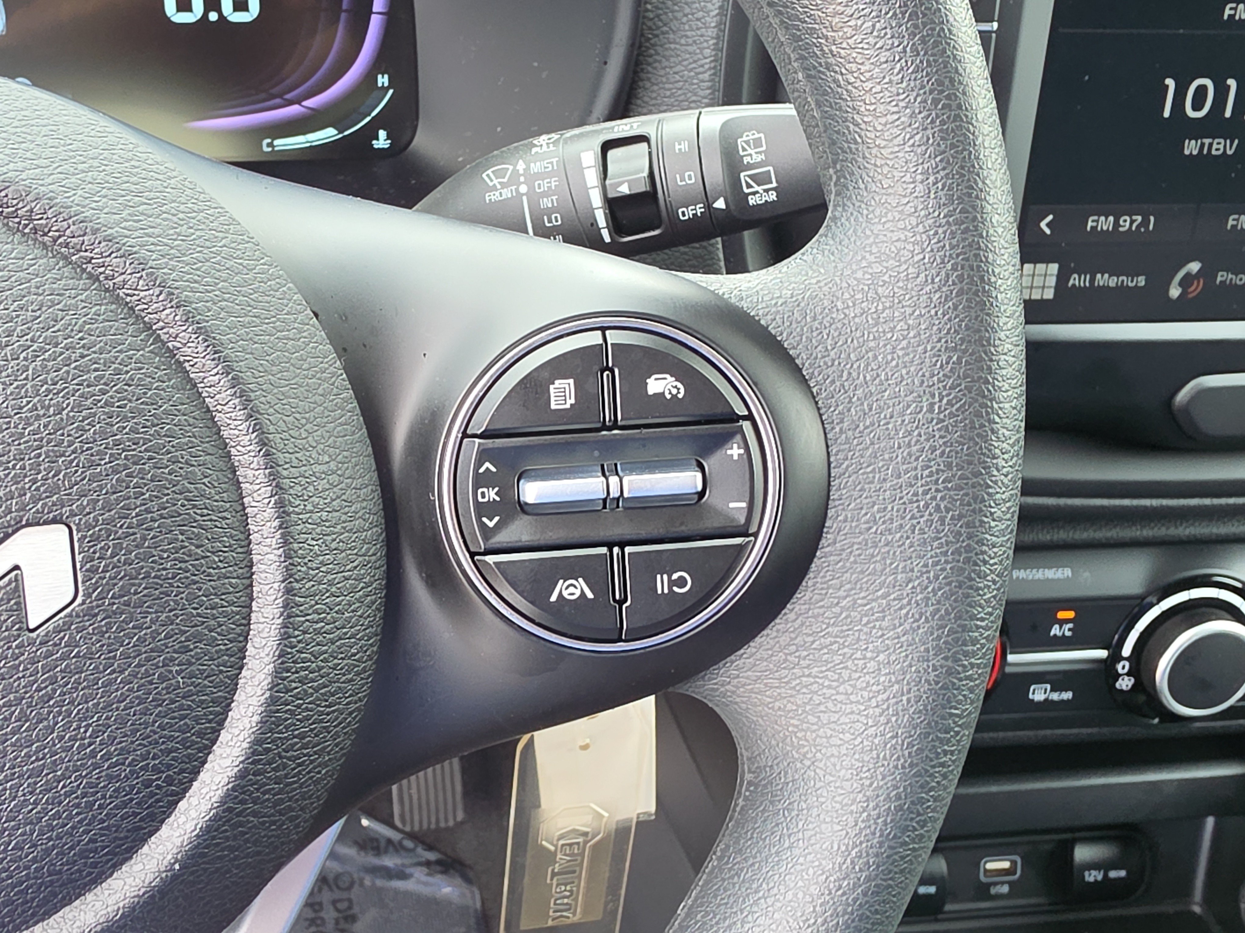 Certified 2025 Kia Soul LX FWD image 29