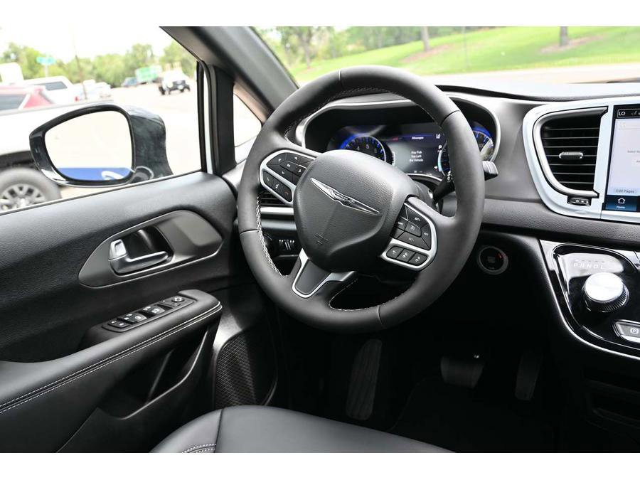 New 2025 Chrysler Voyager LX image 23