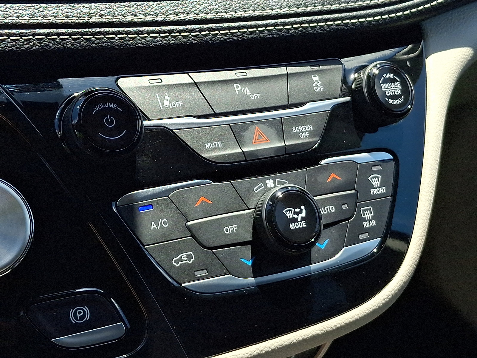 Used 2023 Chrysler Pacifica Touring-L FWD image 16