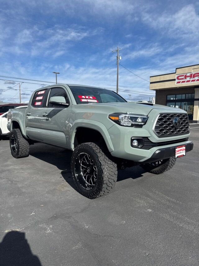 Used 2022 Toyota Tacoma TRD Sport w/ TRD Premium Sport Package AWD/4WD image 2