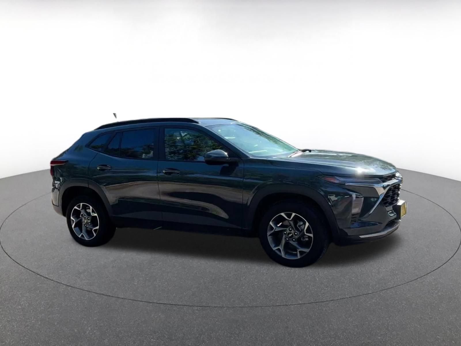 Used 2025 Chevrolet Trax LT FWD image 2