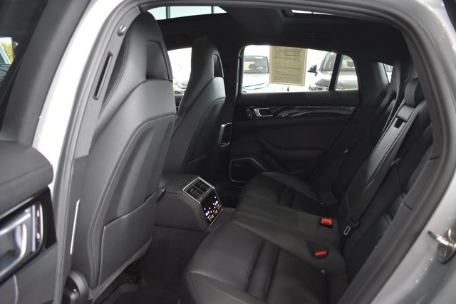 Used 2022 Porsche Panamera RWD image 24