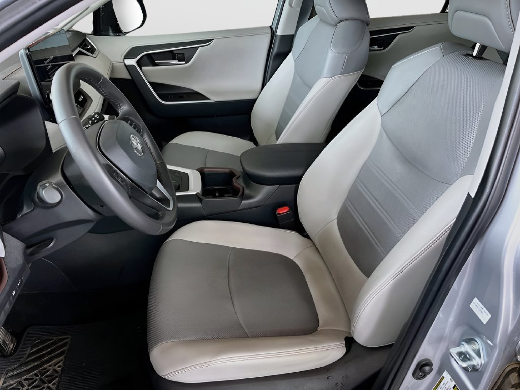 Used 2025 Toyota RAV4 Limited FWD image 20