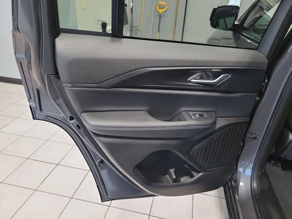 Used 2025 Jeep Grand Cherokee Altitude image 27