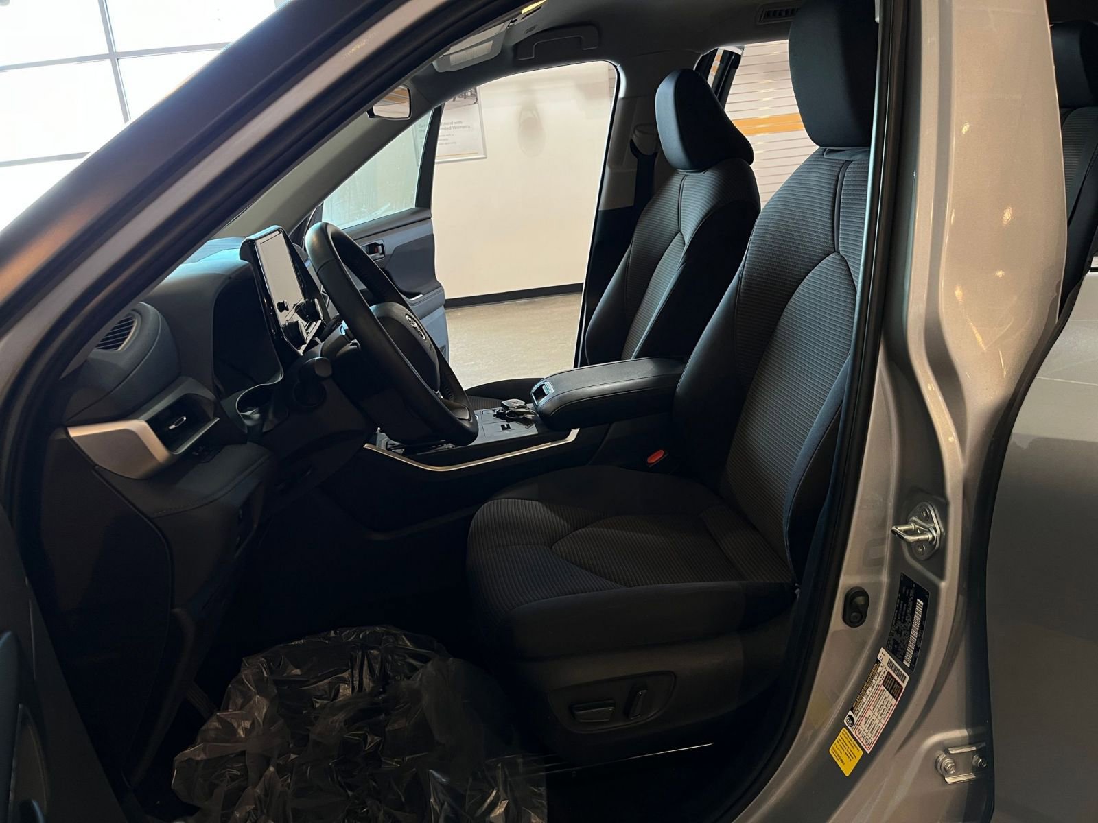 Used 2025 Toyota Highlander LE image 28