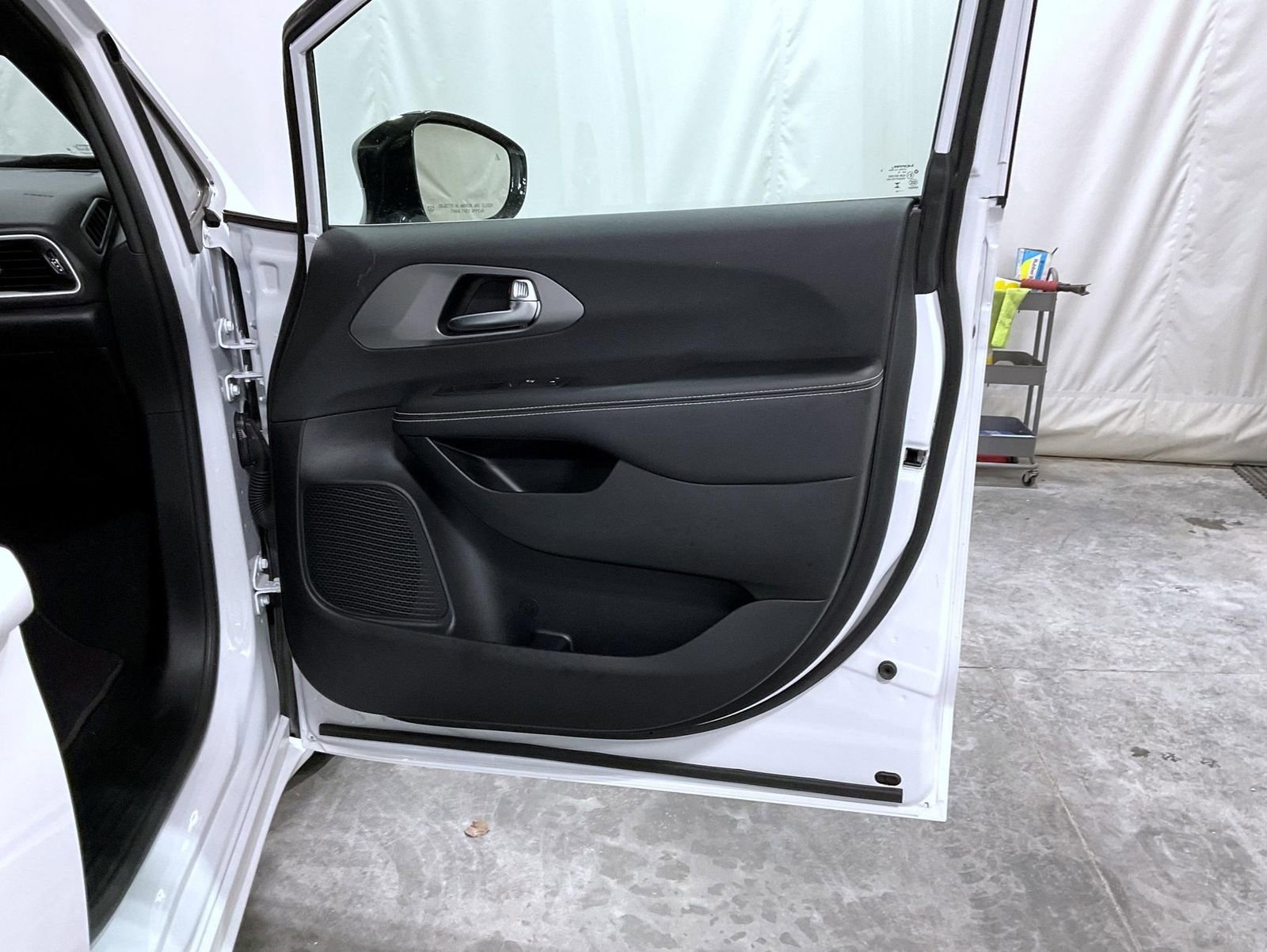 Used 2025 Chrysler Pacifica Select image 17