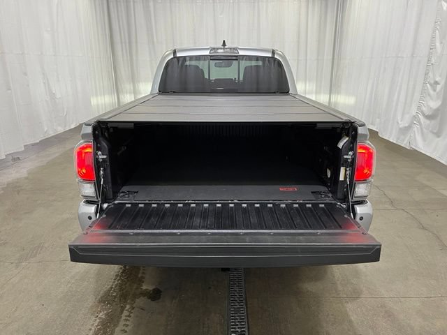 Used 2022 Toyota Tacoma Limited w/ Black Out Package (TMS) AWD/4WD image 13