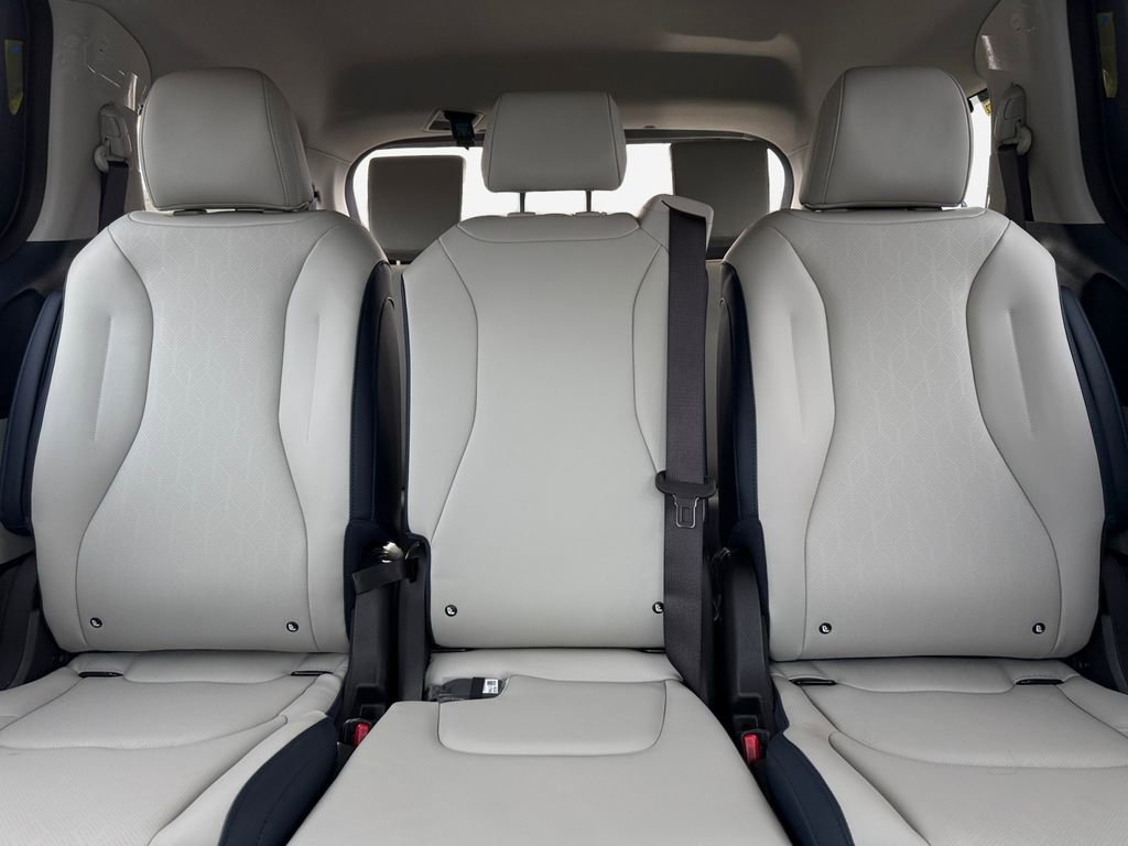 New 2026 Kia Carnival EX FWD image 16