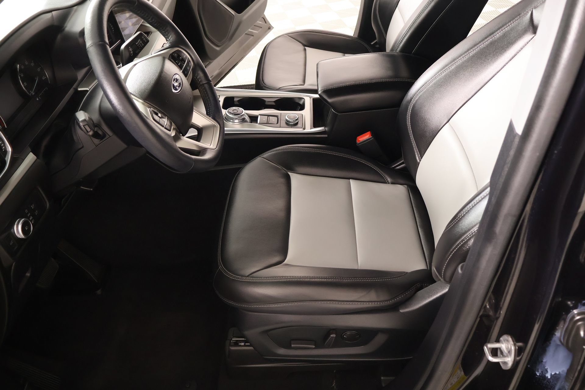 Used 2022 Ford Explorer XLT w/ Equipment Group 202A AWD/4WD image 12