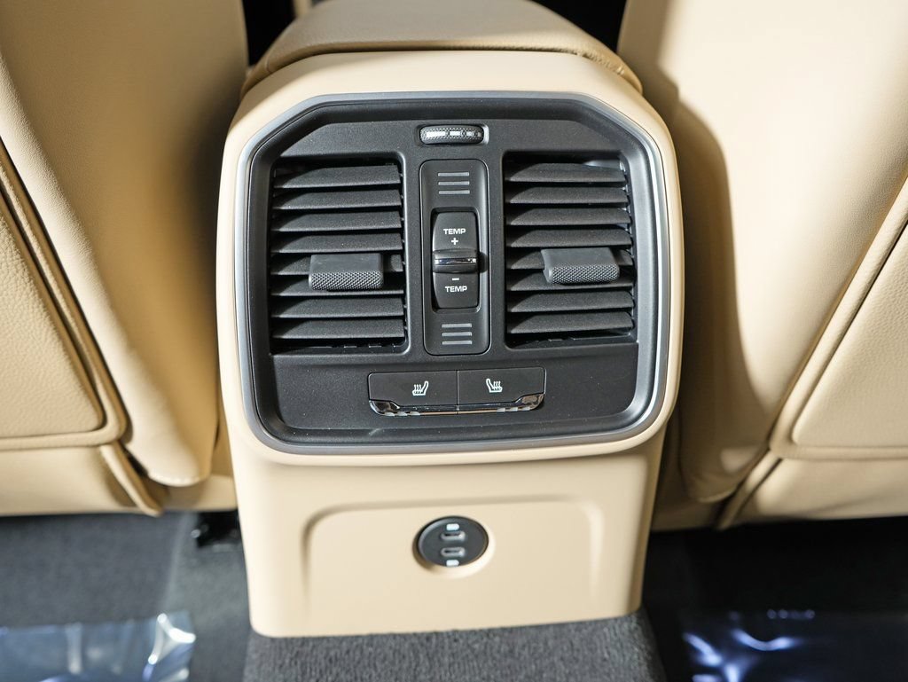 Certified 2026 Porsche Macan AWD/4WD image 34