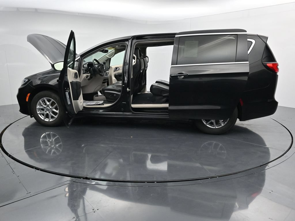 Used 2023 Chrysler Pacifica Touring-L FWD image 42