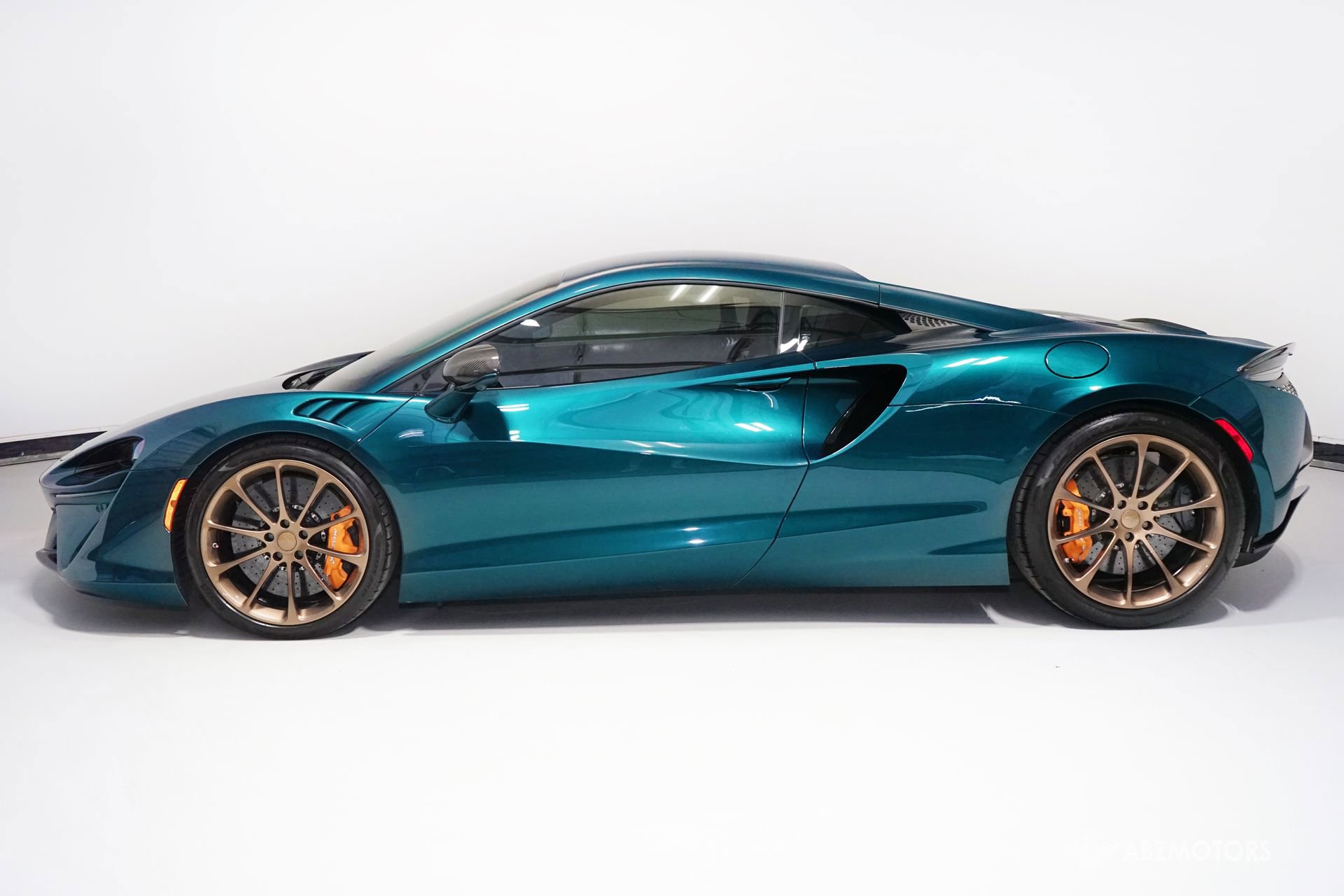 Used 2024 McLaren Artura RWD image 5