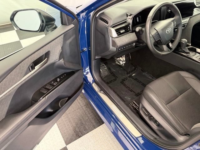 Used 2025 Toyota Camry XLE AWD/4WD image 30